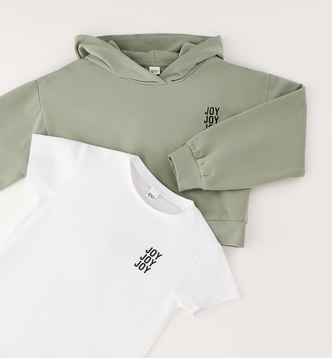 Sudadera y camiseta