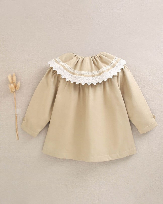 Gabardina De Niña Beige Con Bordado En El Cuello