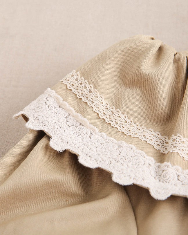 Gabardina De Niña Beige Con Bordado En El Cuello