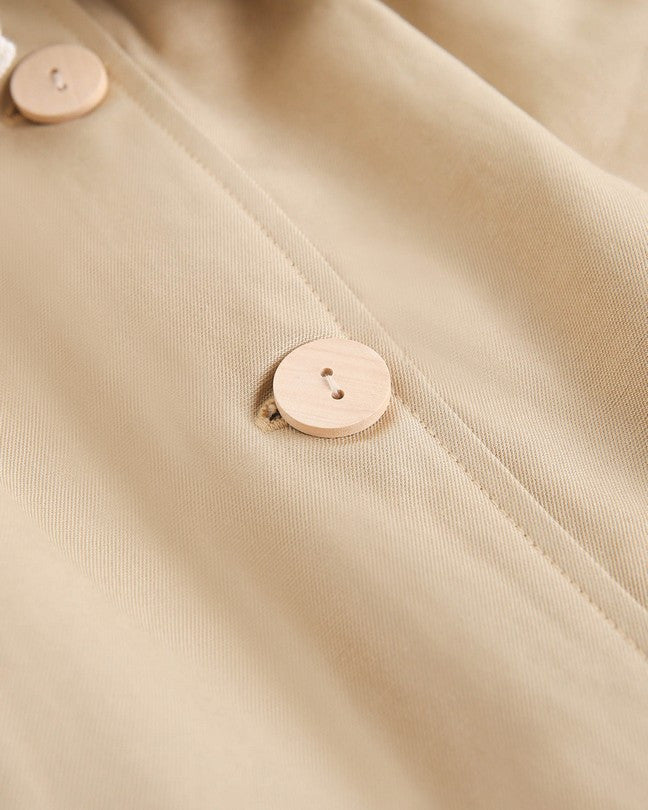 Gabardina De Niña Beige Con Bordado En El Cuello