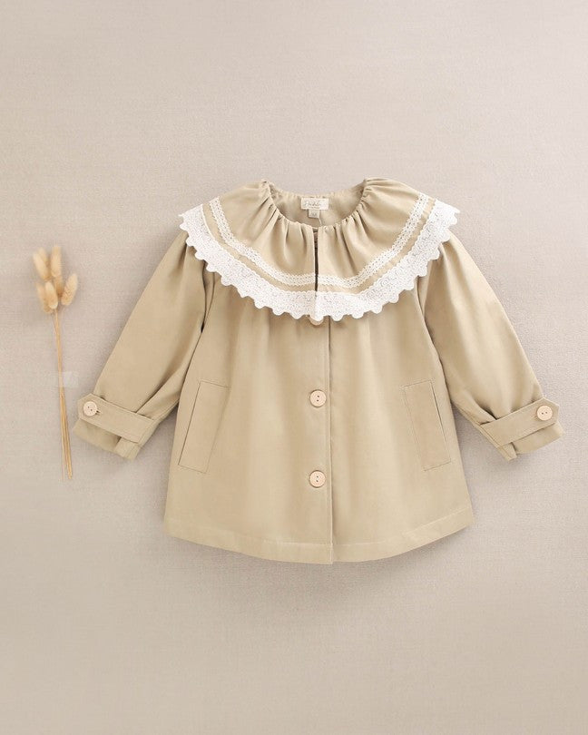 Gabardina De Niña Beige Con Bordado En El Cuello