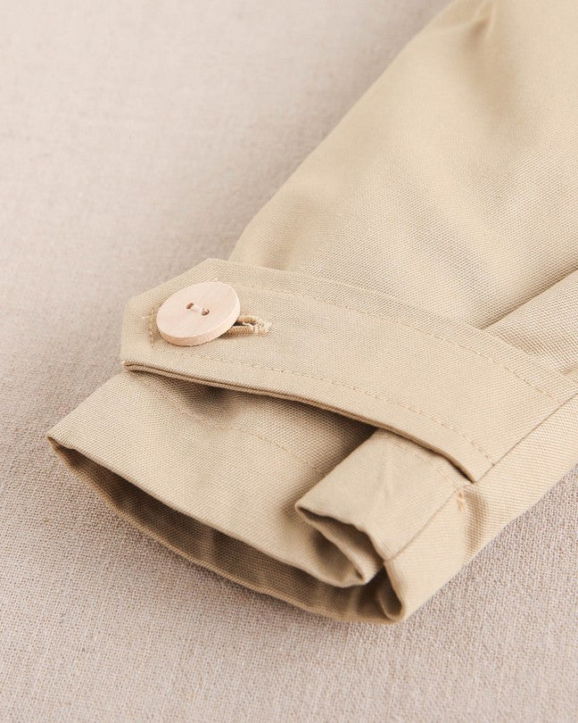 Gabardina De Niña Beige Con Bordado En El Cuello