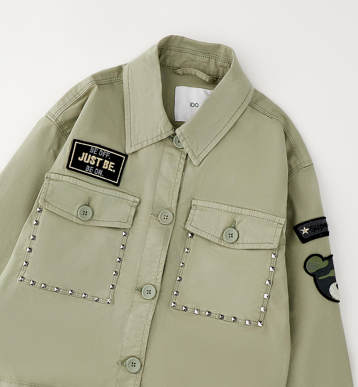 Chaqueta estilo militar con parches