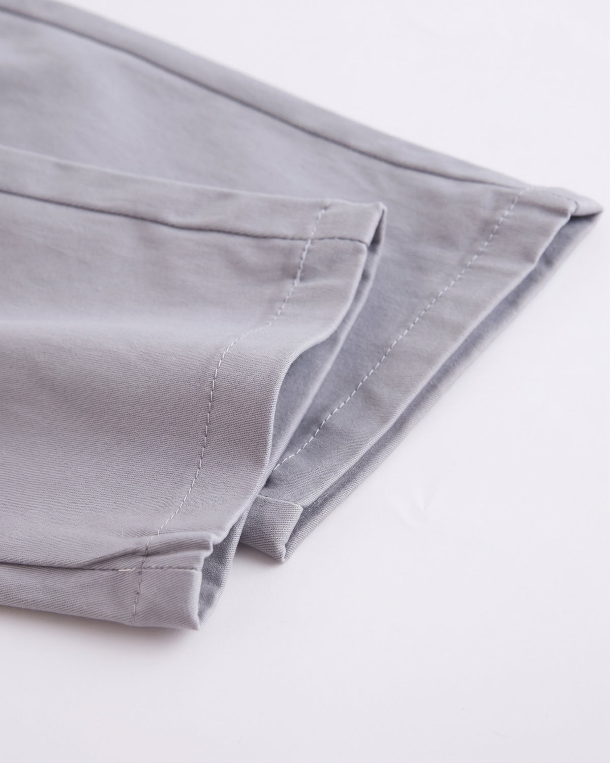 Pantalón largo tipo chino gris, niño.