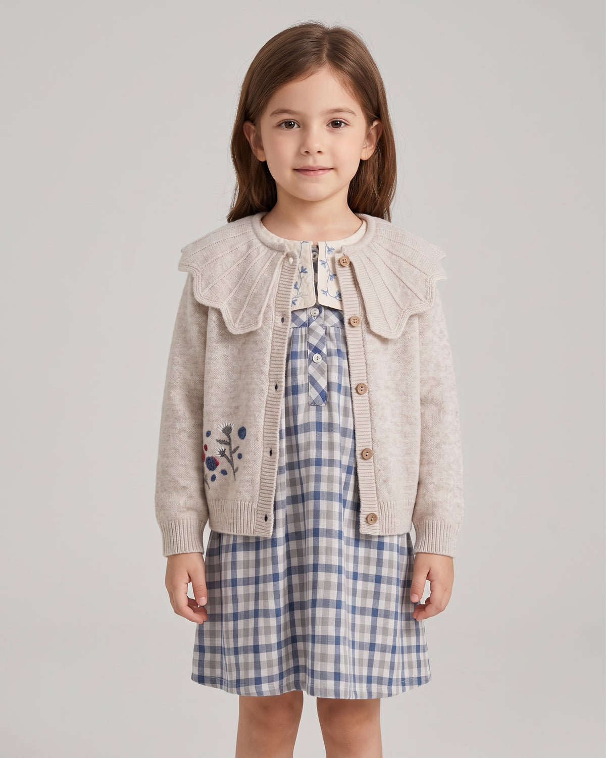 Chaqueta tricot cuello babero y flores bordadas niña