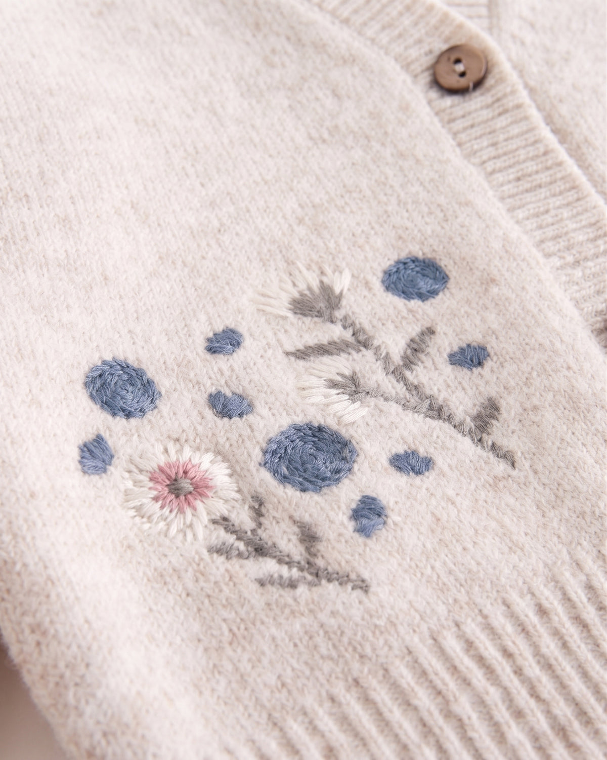 Chaqueta tricot cuello babero y flores bordadas niña
