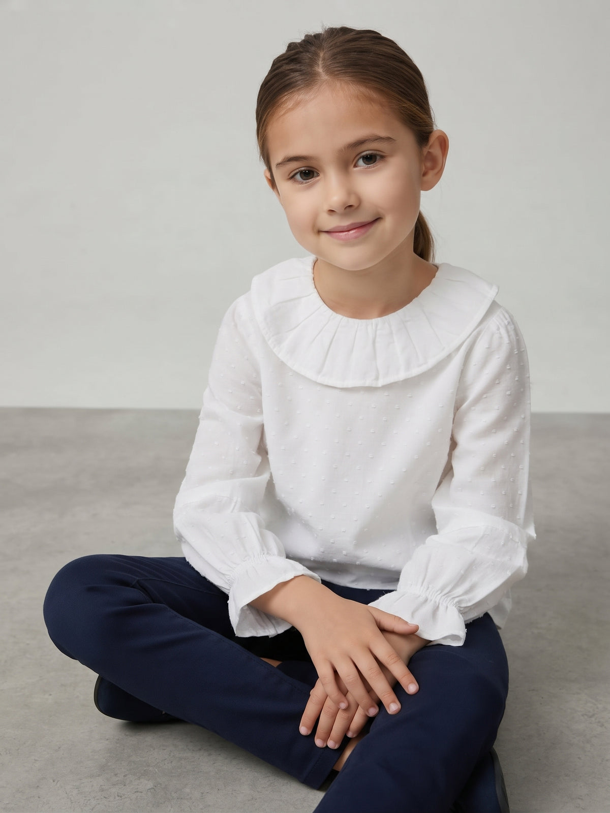 Blusa blanca cuello plisado niña