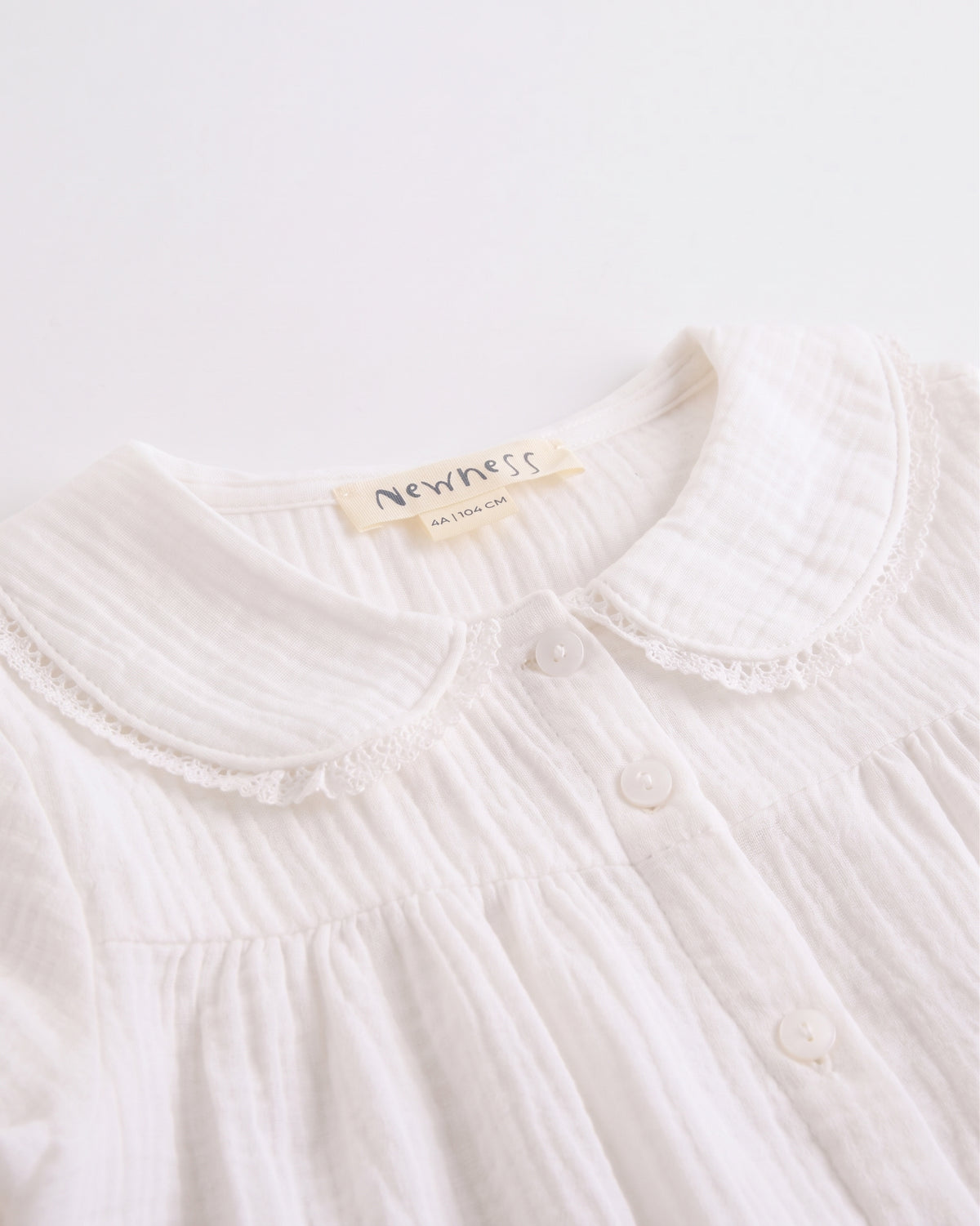 Blusa manga larga cuello bobo puntilla blanca niña.