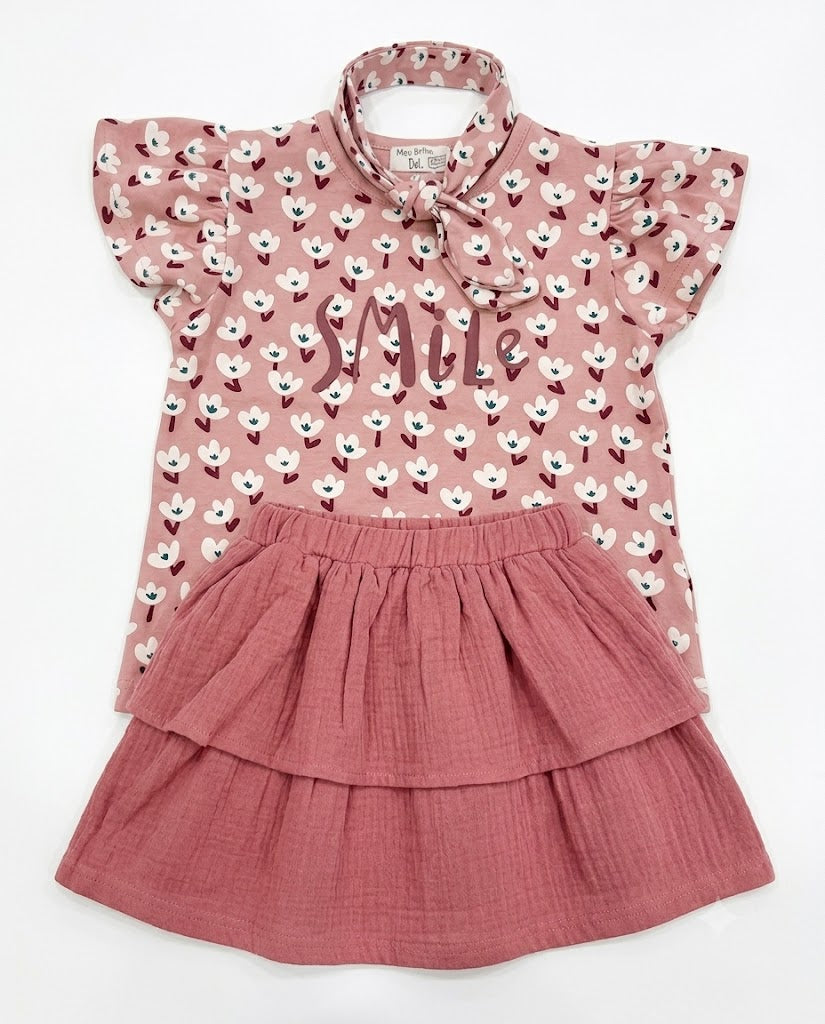 Camiseta y falda con cinta
