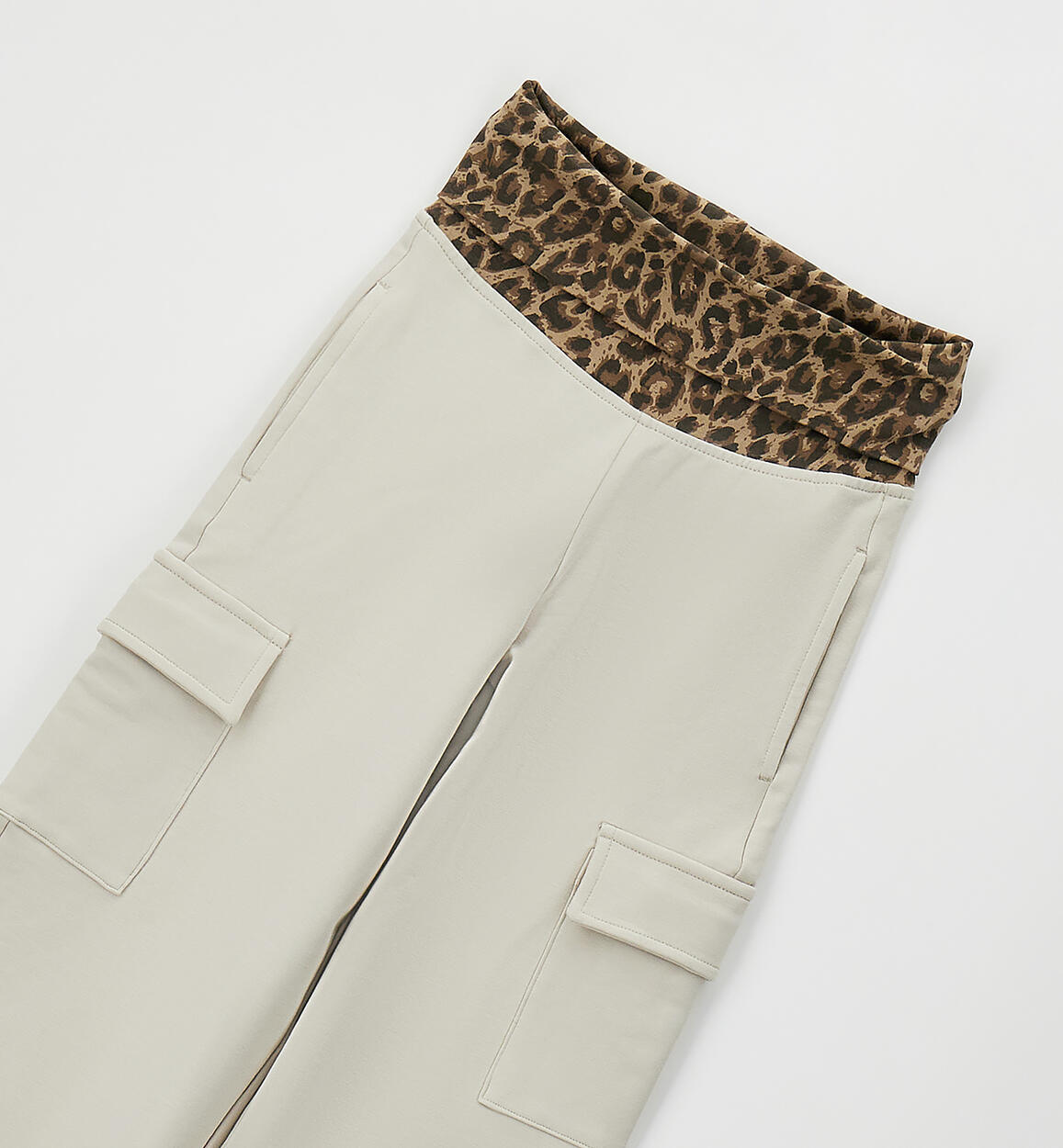 Pantalón cargo cinturilla elastica estampada animal print