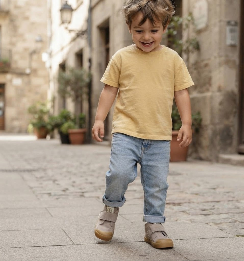 Botines barefoot para niño con suela caramelo