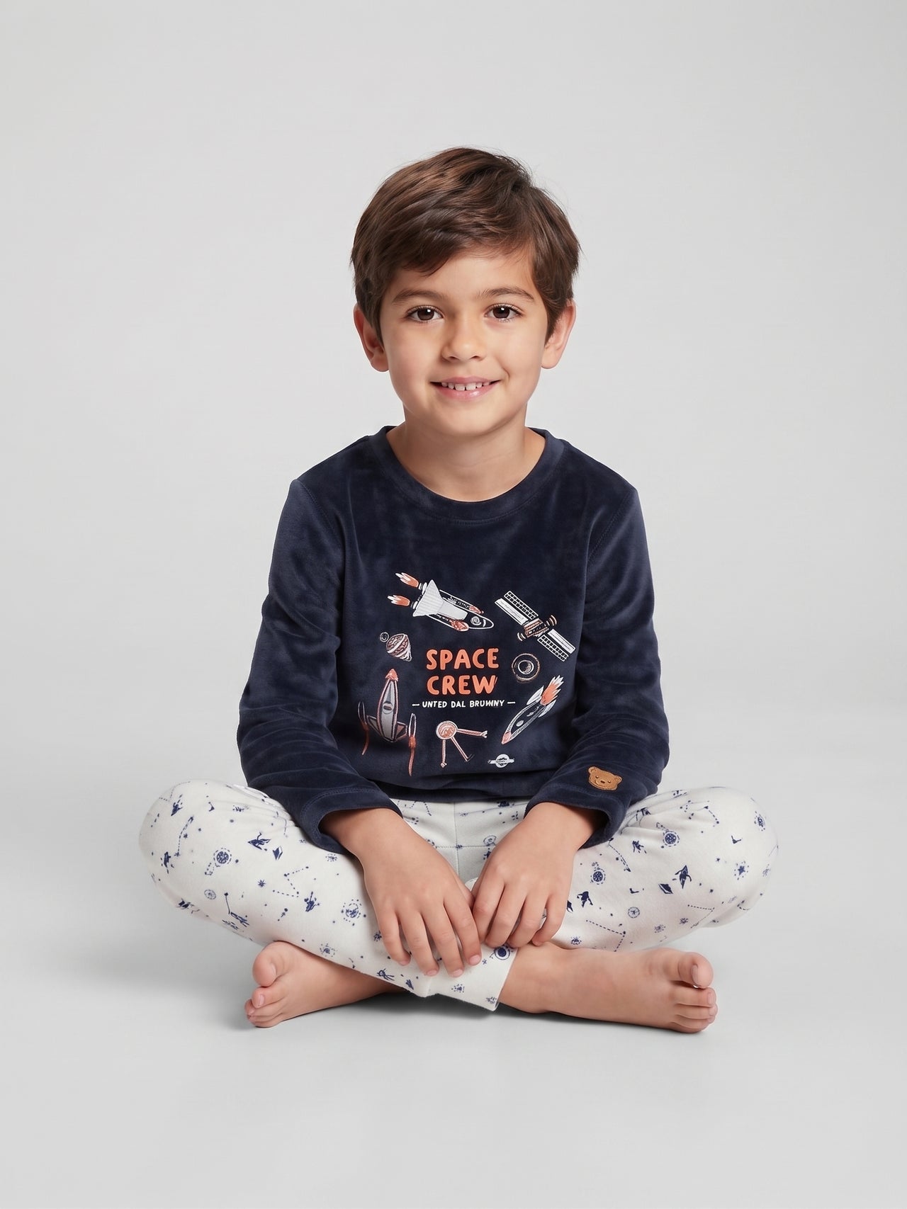 Pijama largo de terciopelo suave con diseño espacial, niño.