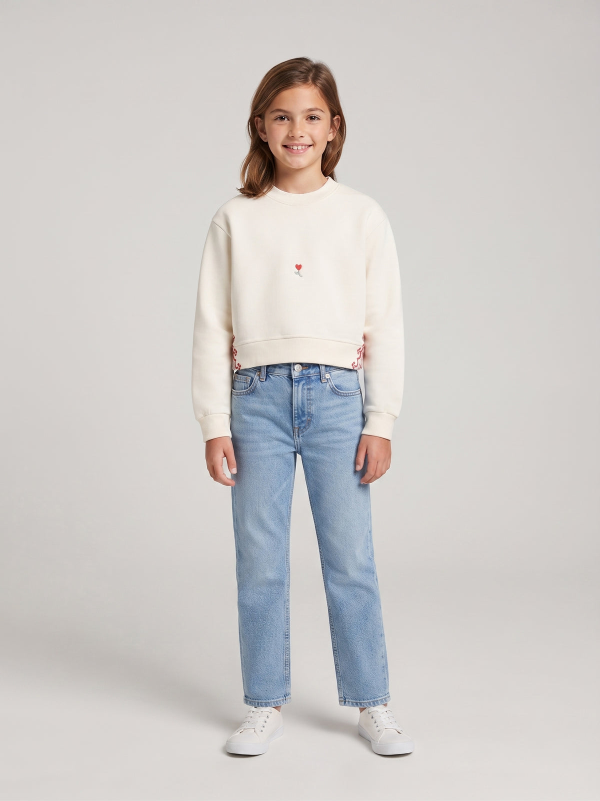 Sudadera de felpa sin capucha beige con bordados en rojo, niña.