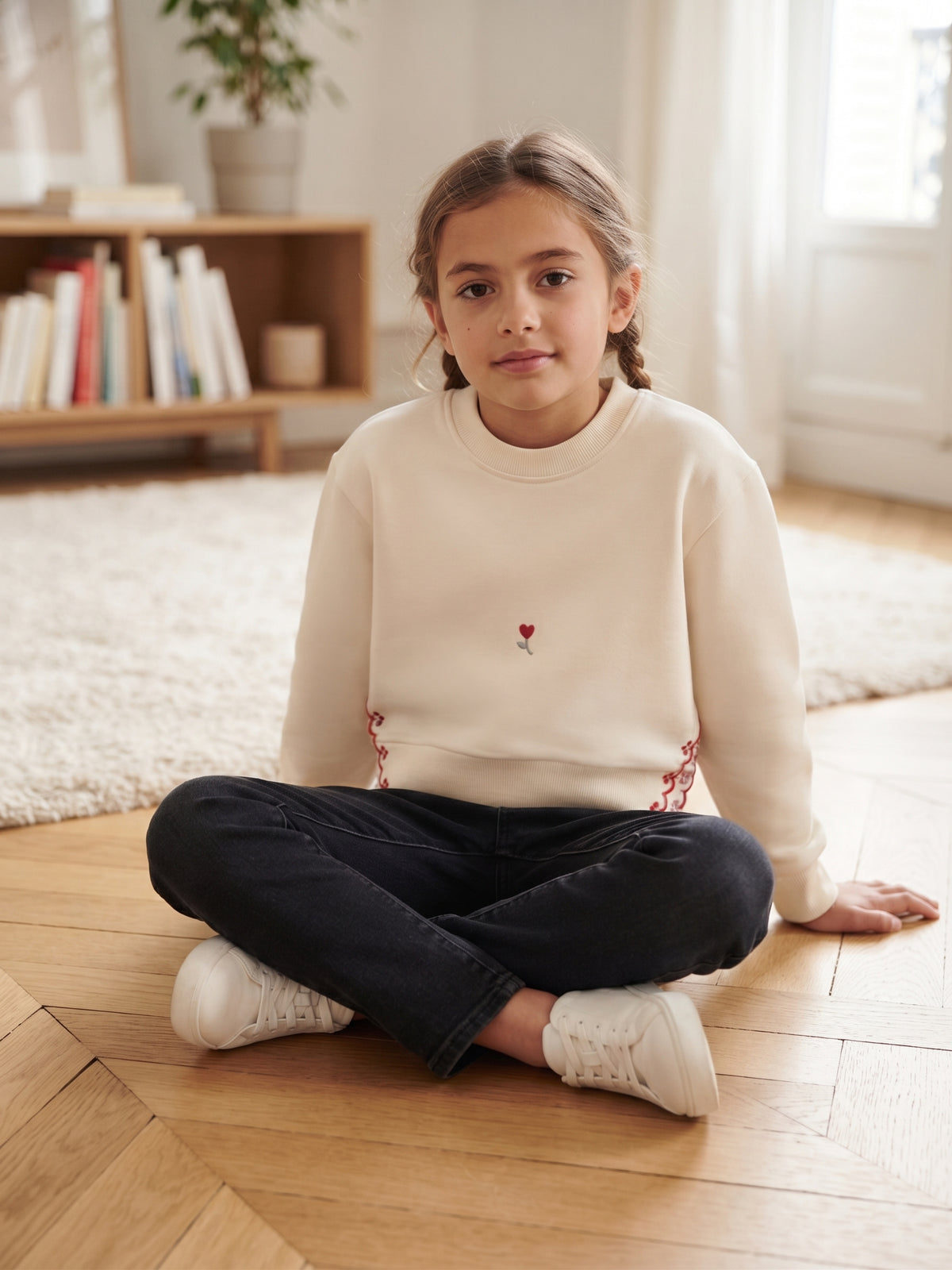 Sudadera de felpa sin capucha beige con bordados en rojo, niña.