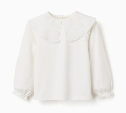 Blusa con cuello bebe y puños elásticos.