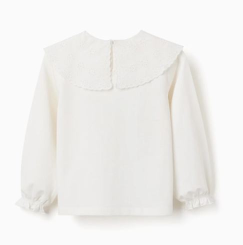 Blusa con cuello bebe y puños elásticos.