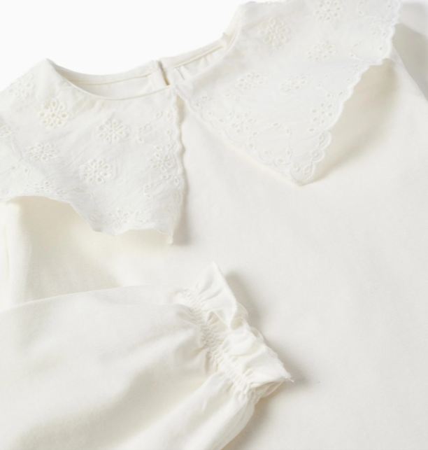 Blusa con cuello bebe y puños elásticos.