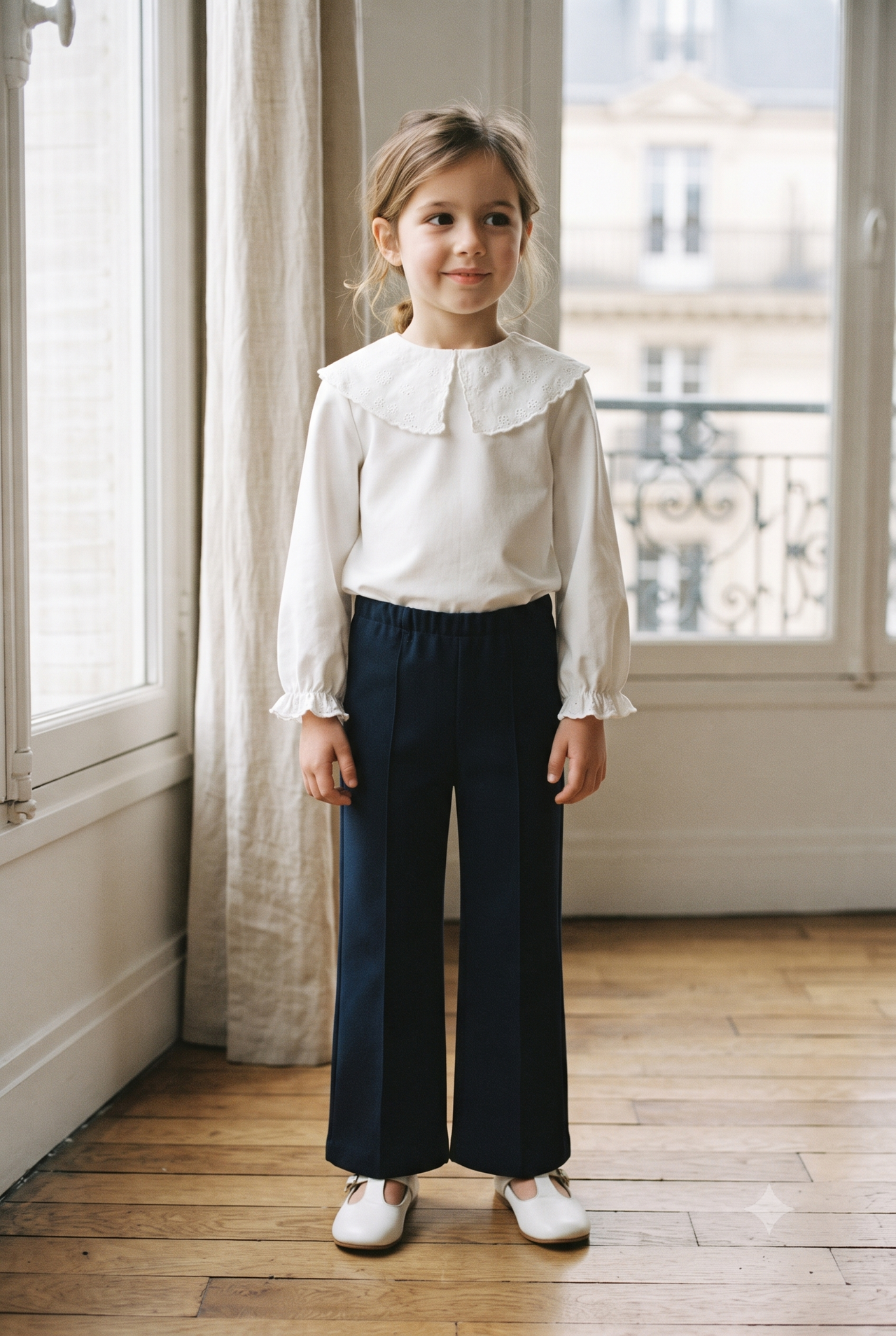 Blusa con cuello bebe y puños elásticos.