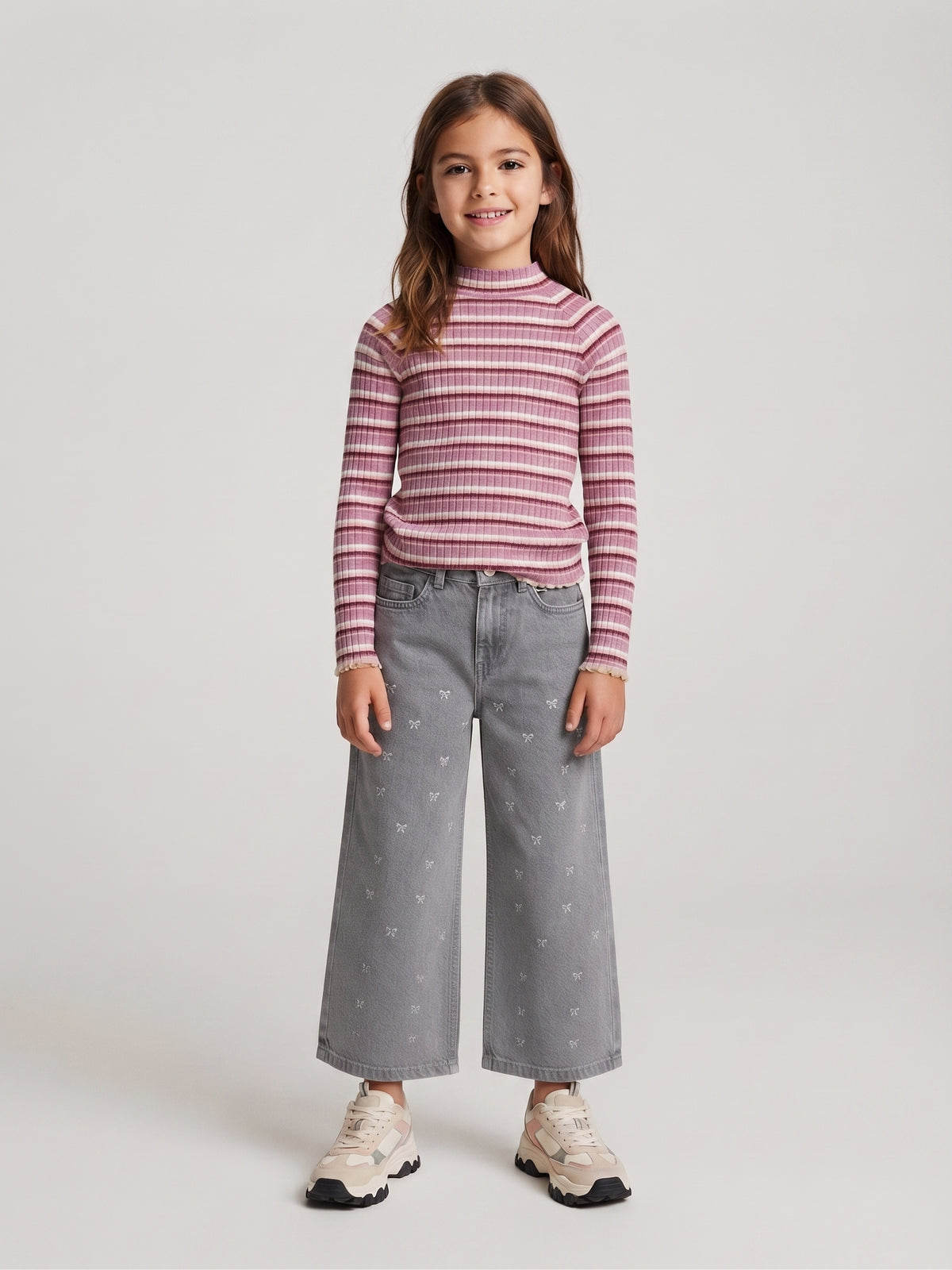 Pantalón vaquero gris con brillos de pata ancha, niña.