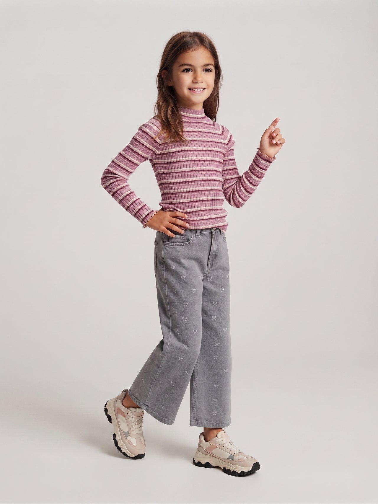Pantalón vaquero gris con brillos de pata ancha, niña.