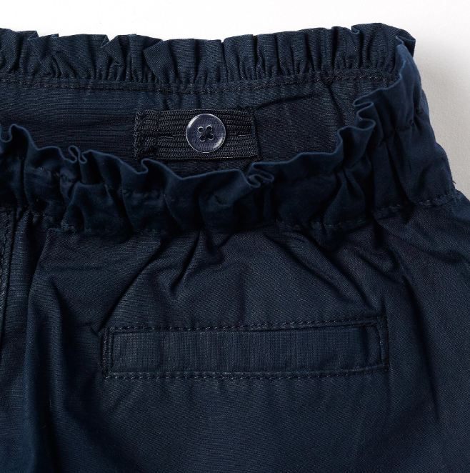 Short infantil con cintura elástica y detalle fruncido.