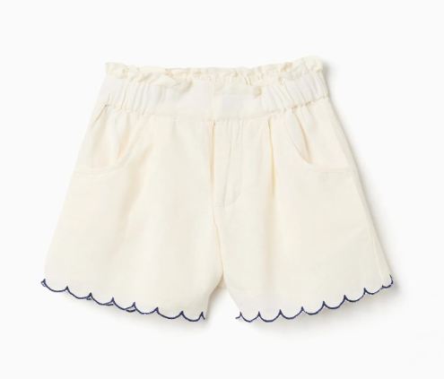 Short con cintura elástica y bajo festoneado.