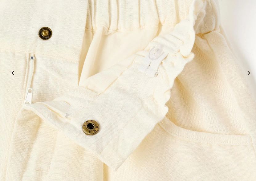 Short con cintura elástica y bajo festoneado.