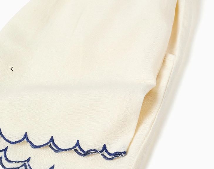 Short con cintura elástica y bajo festoneado.